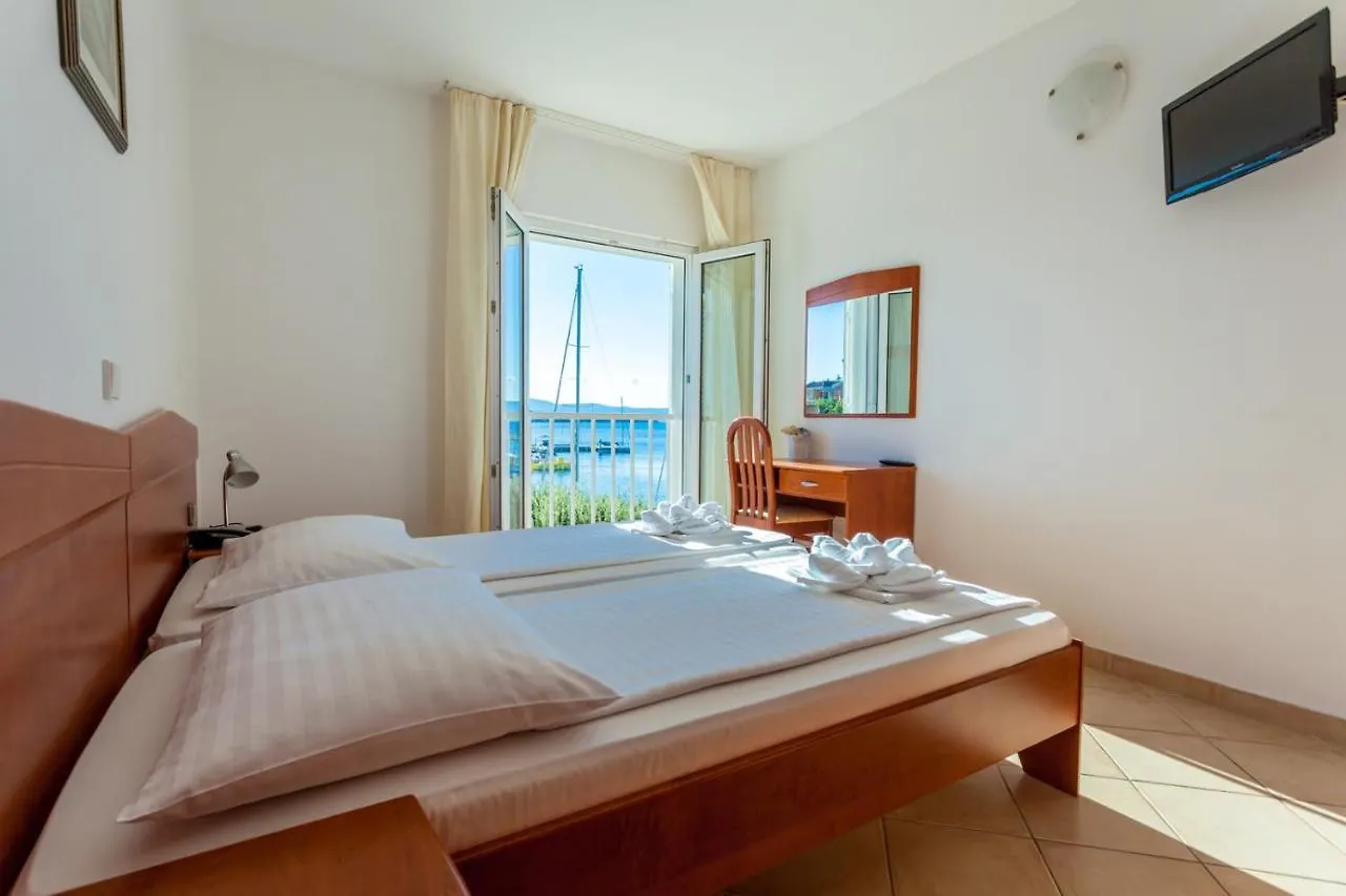 Hotel Adria Malinska 3*,